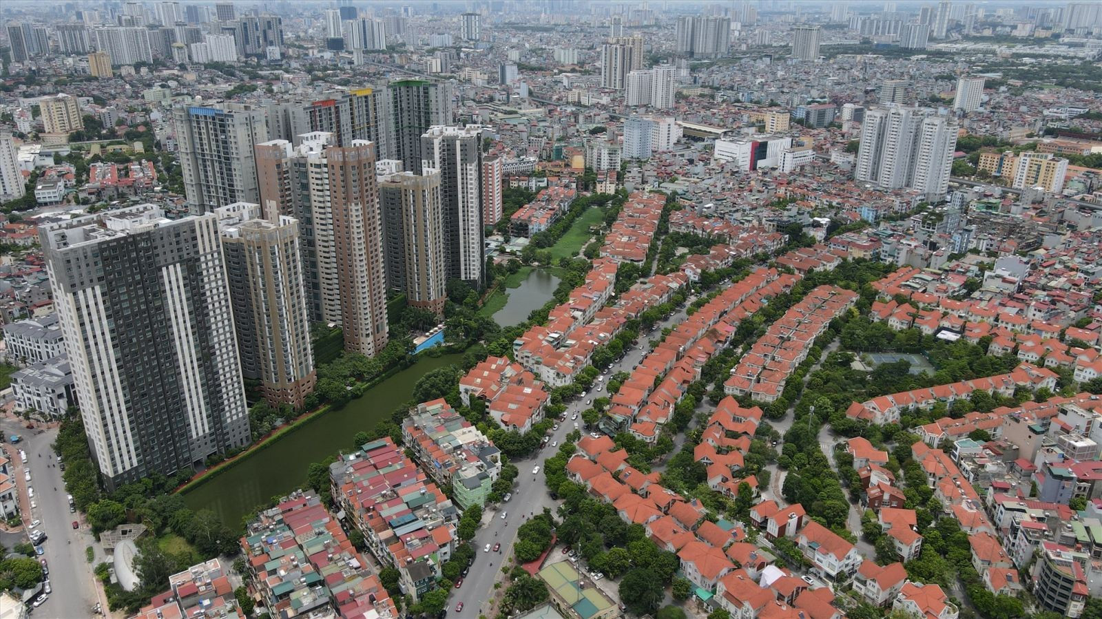 ‘Đánh thuế nhà ở để không còn mê muội ôm đất’