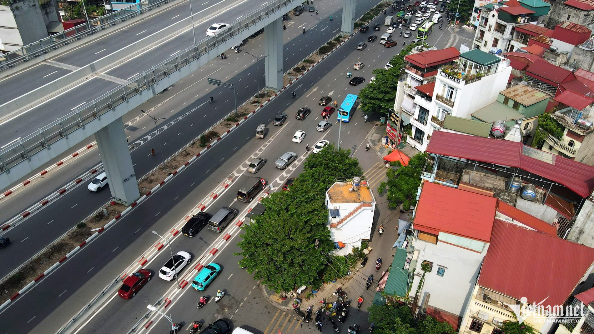 Kỳ lạ nhà 4 mặt tiền, như bùng binh nằm giữa đường Hà Nội