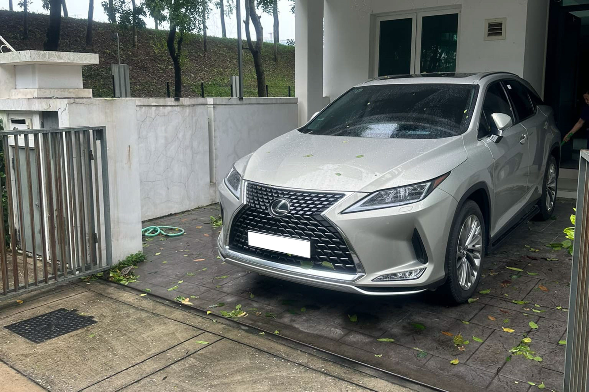 Trú bão, chủ xe Lexus hồn nhiên đỗ vào sân nhà người khác như nhà mình