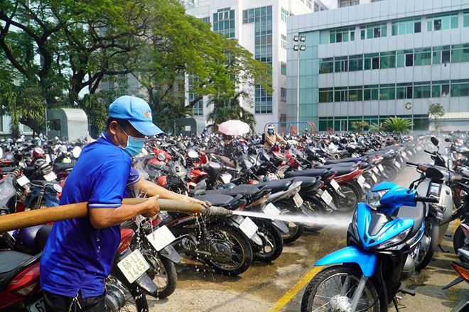 Tưới nước mát thẳng vào xe đang nóng giữa trời 40 độ tưởng hay hóa ra lại là con đường ngắn nhất để dẫn đến showroom mua xe mới: Nghe lý do mới giật mình ngã ngửa!