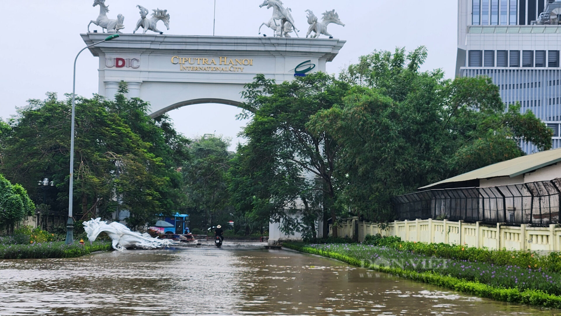 KHU “NHÀ GIÀU” CIPUTRA HỀ MƯA LÀ NGẬP LỤT NHƯNG GIÁ BIỆT THỰ VẪN CAO VÀI TRĂM TỶ ĐỒNG/CĂN