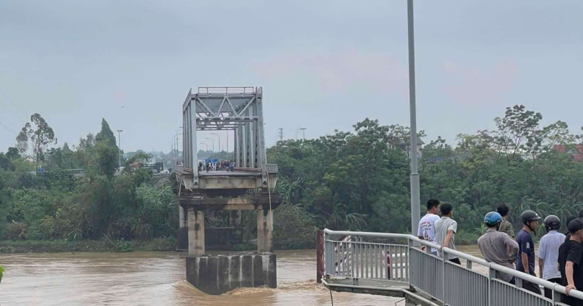 Sập cầu Phong Châu ở huyện Lâm Thao, tỉnh Phú Thọ