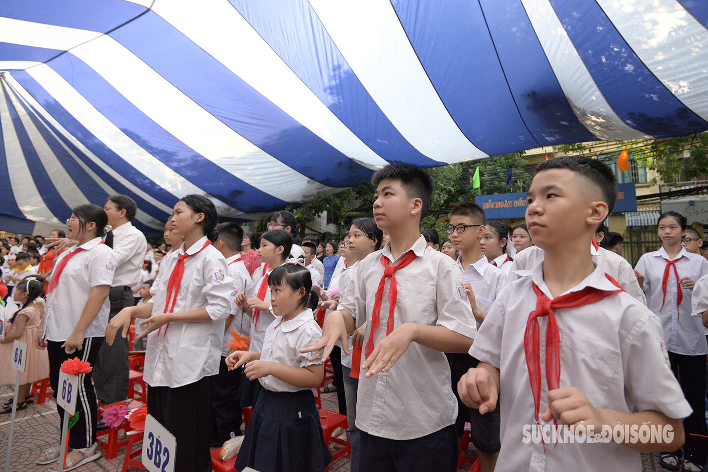 Lễ khai giảng ở ngôi trường đặc biệt nhất Hà Nội: Hàng trăm học sinh hát Quốc ca bằng tay