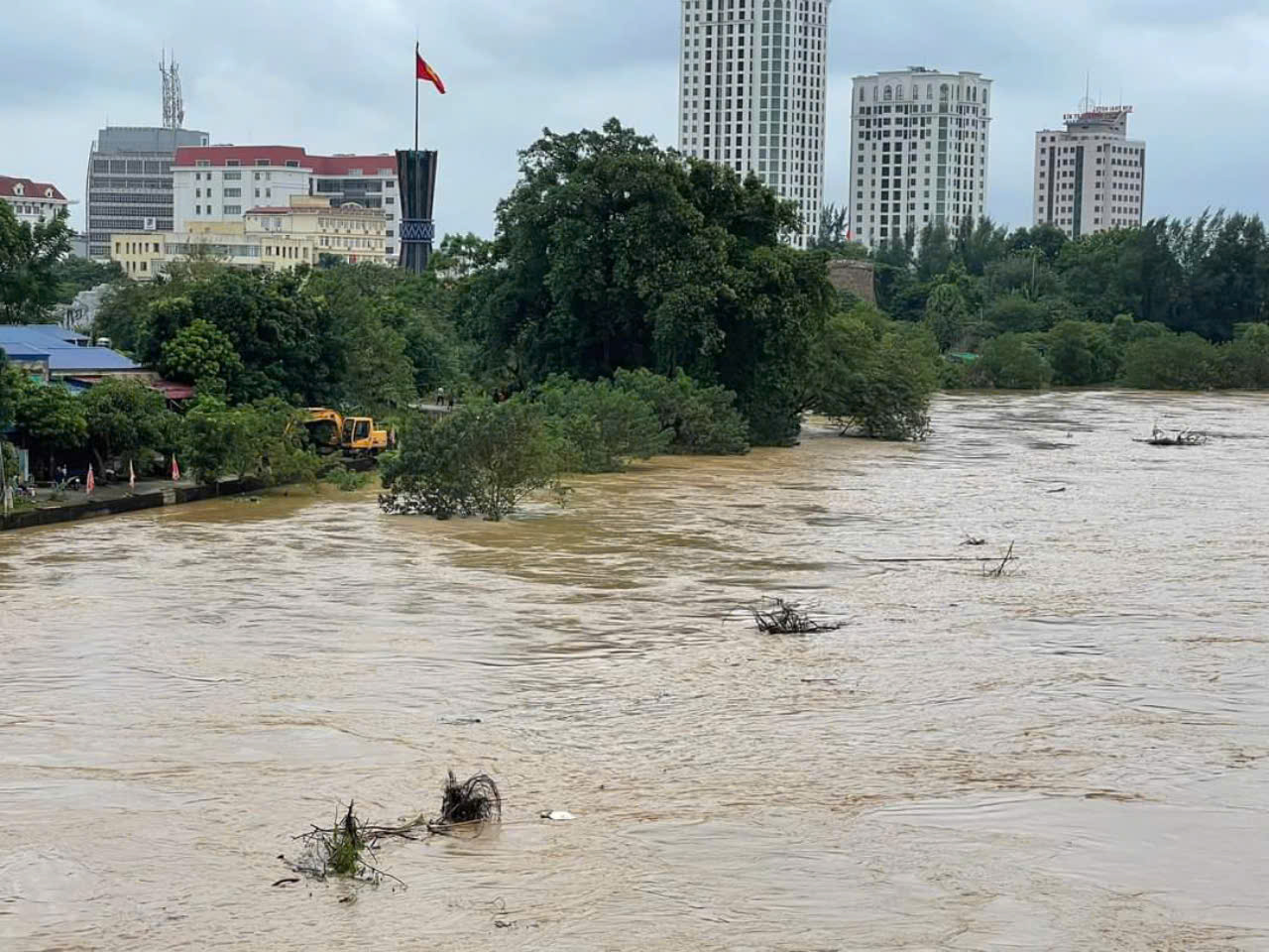 NÓNG: Đỉnh lũ ở miền Bắc đã vượt qua kỷ lục cách đây 65 năm, nước dâng lên liên tục ngập tới nóc nhà, người dân nhiều tỉnh ‘trắng đêm’ chạy lũ